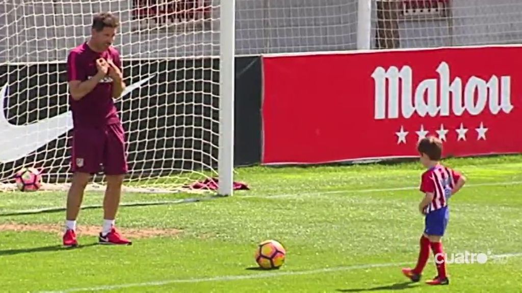 El desparpajo de Tiago, el hijo de Filipe Luis, con Simeone... ¡Nos tiene enamorados! 😍