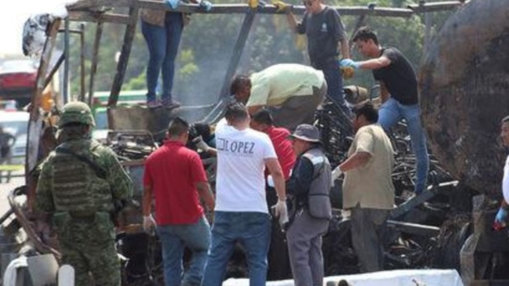 24 muertos en México por el choque de un autobús con un camión cisterna