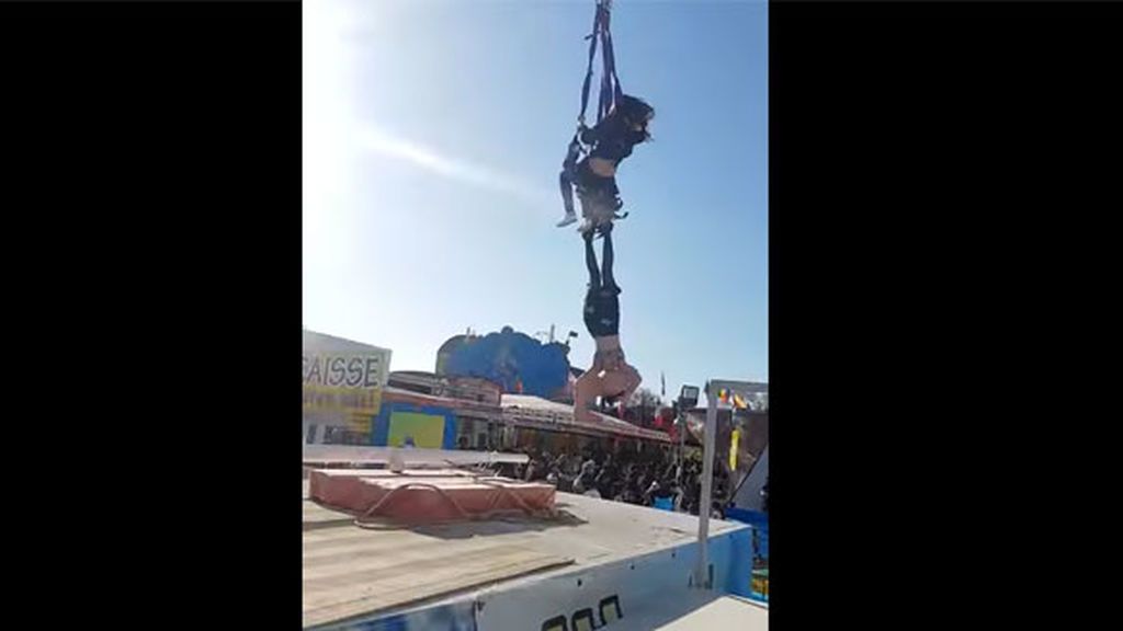 Queda colgada en el aire en una atracción de feria