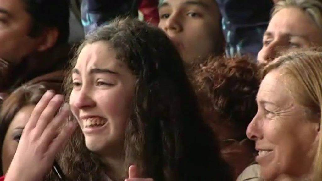 Sergio Ramos firma un autógrafo a una fan que rompe a llorar de emoción Sergio Ramos firma un autógrafo a una fan que rompe a llorar de emoción