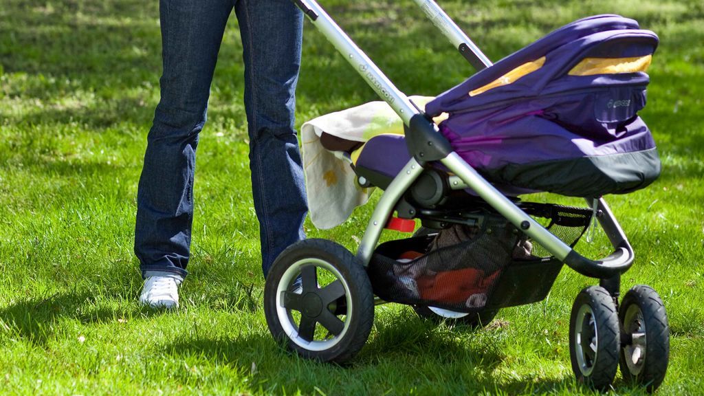 Descubre a su hija de ocho meses muerta tras llevarla a dar un paseo