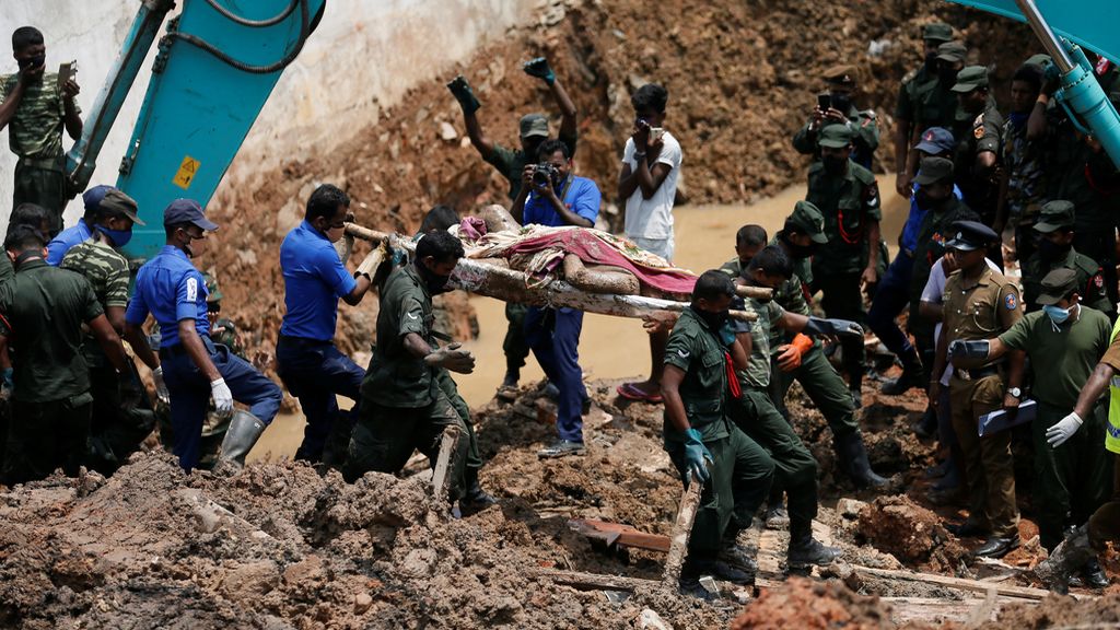 Transladan un cadáver en el vertedero derrumbado en Sri Lanka