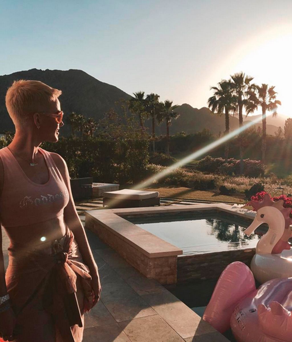 Katy Perry rodeada de cisnes y con nuevo corte y color de pelo