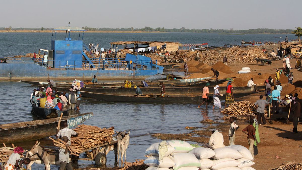 Ocho muertos y 136 desaparecidos tras volcar un barco en el río Niger