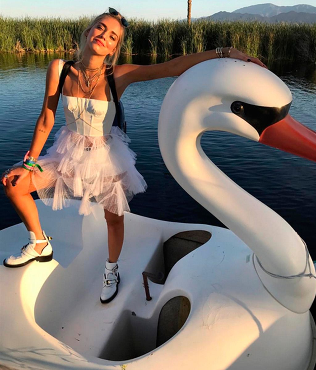 Chiara Ferragni vestida de Dior posando en una lancha cisne