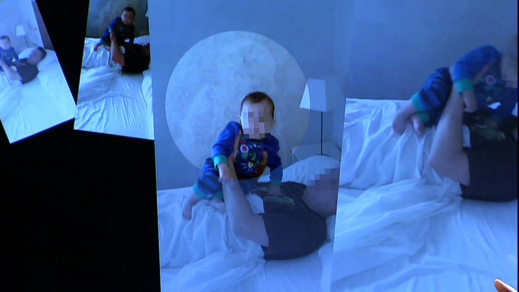 Un fantasma acecha a un niño y a su padre mientras descansan en la cama