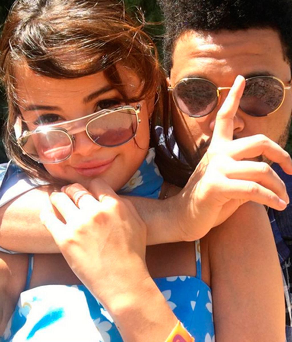 Selena Gómez posando con The Weeknd para su Instagram