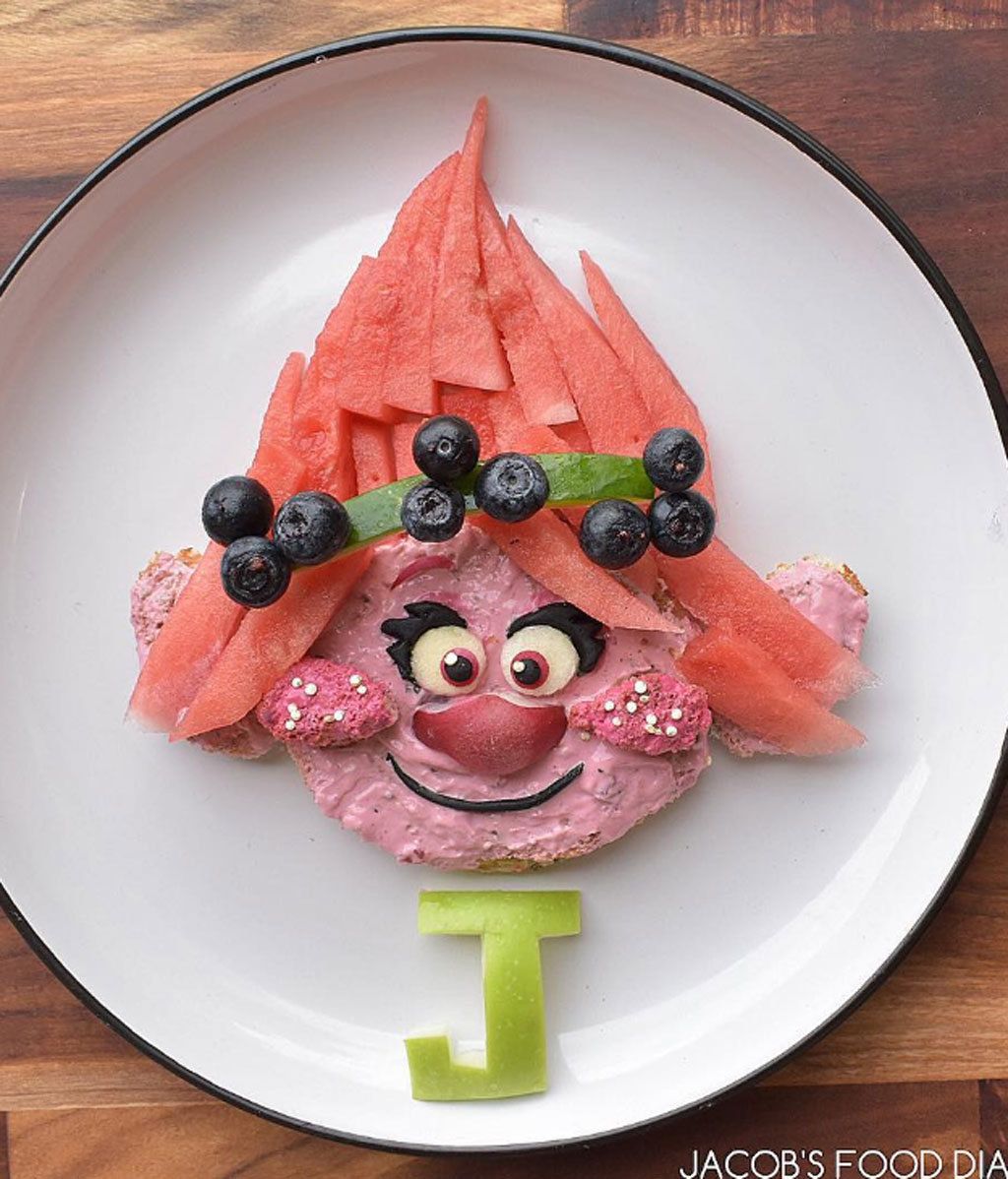 Quiso cocinar atractivos platos para su hijo y se lió, se lió...