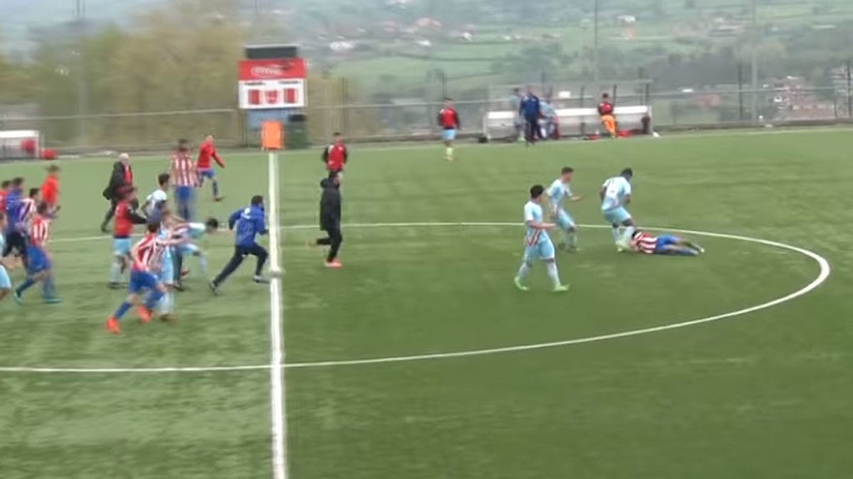 ¡Lamentable! La bochornosa actitud del cadete del Rayo agrediendo a los del Sporting en la Oviedo Cup ¡Lamentable! La bochornosa actitud del cadete del Rayo agrediendo a los del Sporting en la Oviedo Cup