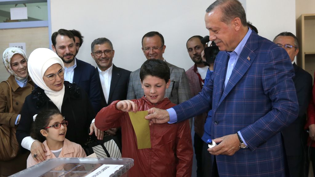 Tayyip Erdogan vota junto a su esposa y nietos