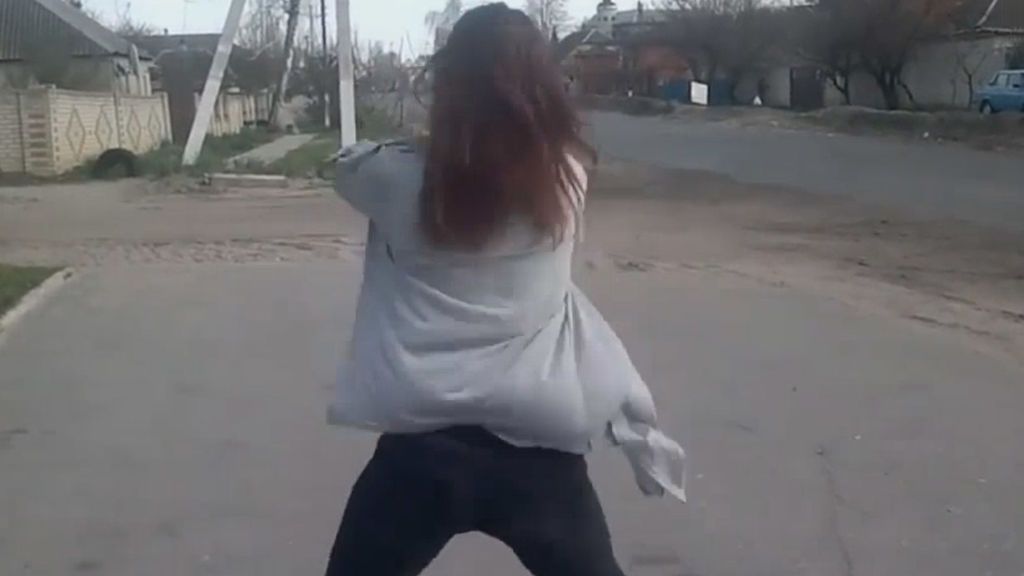 El 'twerking' de una joven en plena calle provoca un terrible accidente