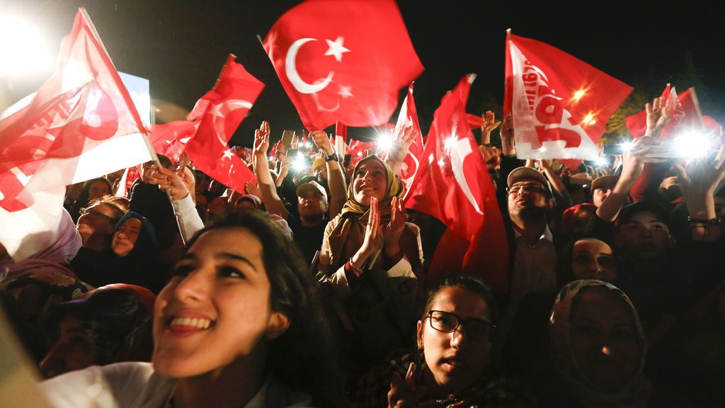 Turquía, dividida tras la cuestionada victoria que da el poder absoluto a Erdogan