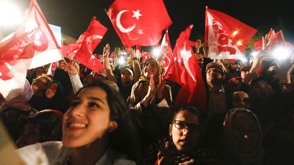 Turquía, dividida tras la cuestionada victoria que da el poder absoluto a Erdogan