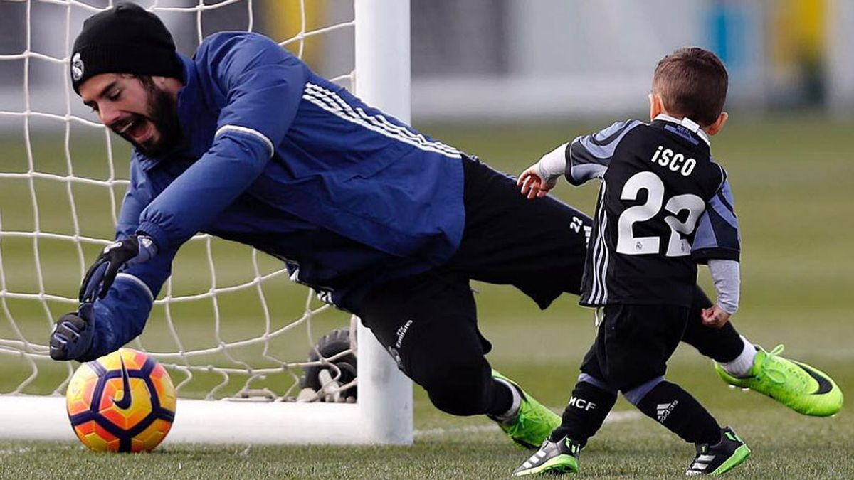 El hijo de Isco se suma a la celebración solidaria de su padre con los sordomudos El hijo de Isco se suma a la celebración solidaria de su padre con los sordomudos