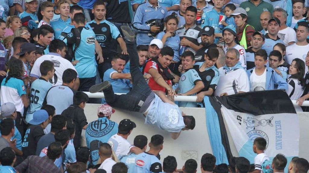 ¡Conmoción en el mundo del fútbol! Muere el hincha arrojado desde la grada en Argentina