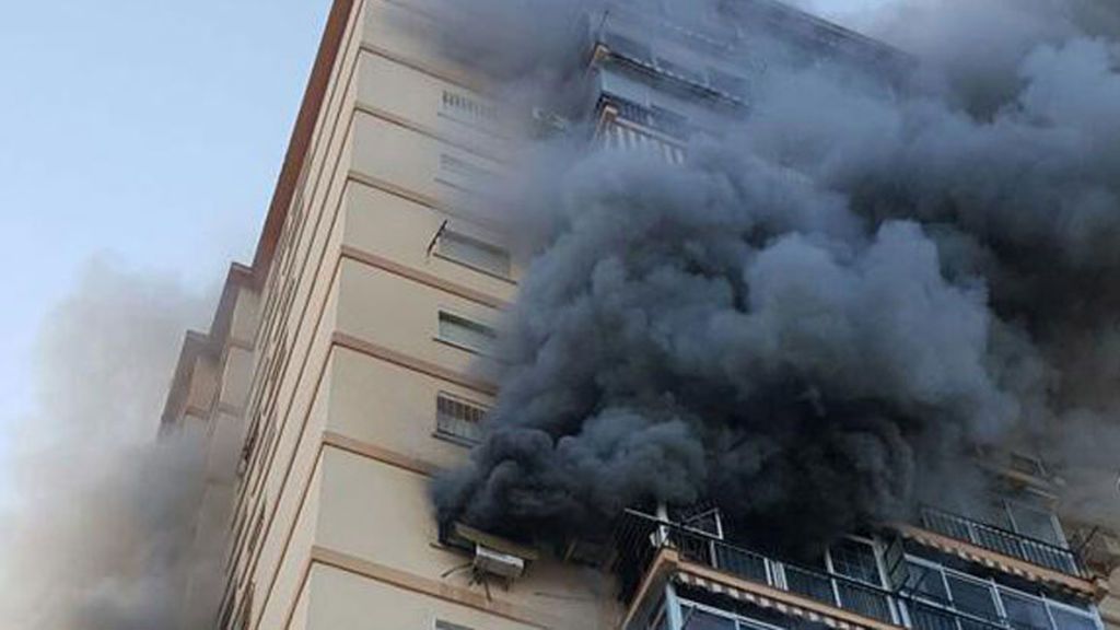 Un muerto en un incendio en un bloque de viviendas en Málaga