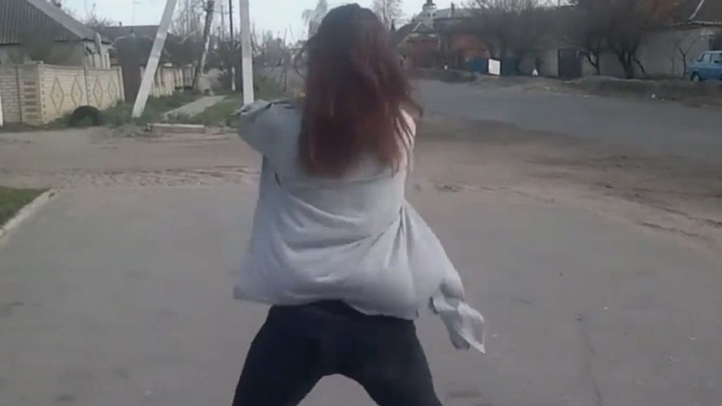 El 'twerking' de una joven en plena calle provoca un terrible accidente