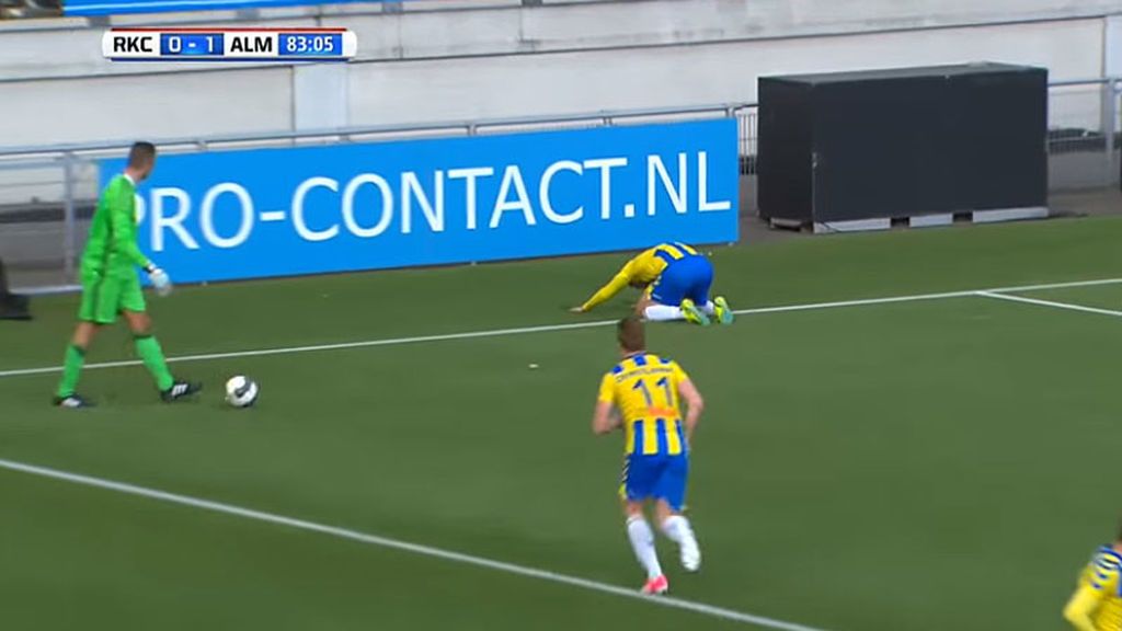 Si estás jugando un partido de fútbol, nunca dejes de mirar el balón… ¡Y más si eres portero!