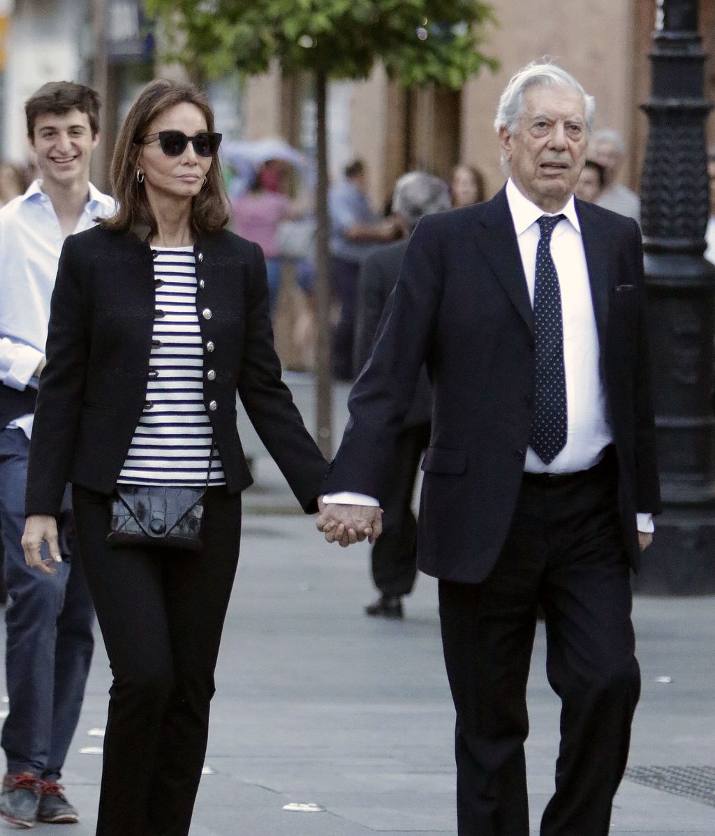 Sevilla tiene un color especial para Isabel Preysler y Mario Vargas Llosa: pasos y paseos