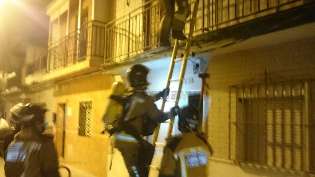 Tres  jóvenes heridos graves  en un incendio en Sevilla