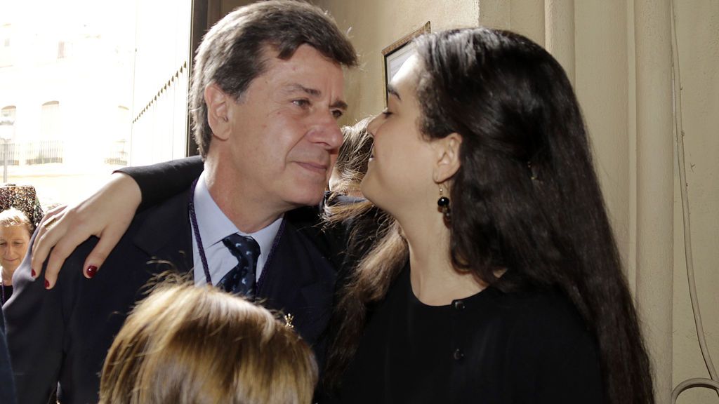 Cayetano Martínez de Irujo besa a su novia, Bárbara, durante la Semana Santa de Sevilla