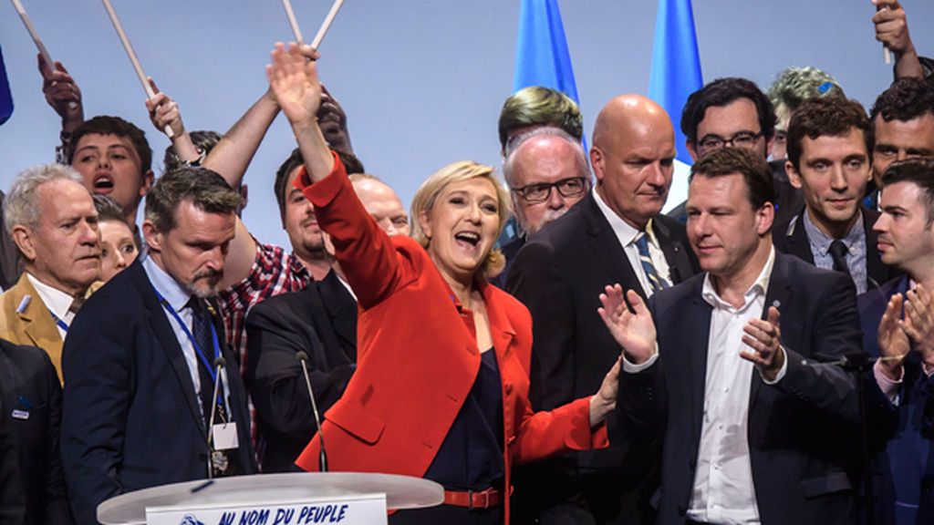 Marine Le Pen se pega un susto durante un mitin con una activista de FEMEN