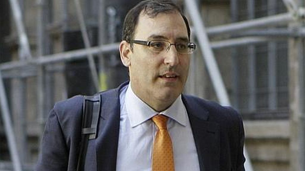 El juez Velasco entrega a Cifuentes el cuestionario para que declare por escrito