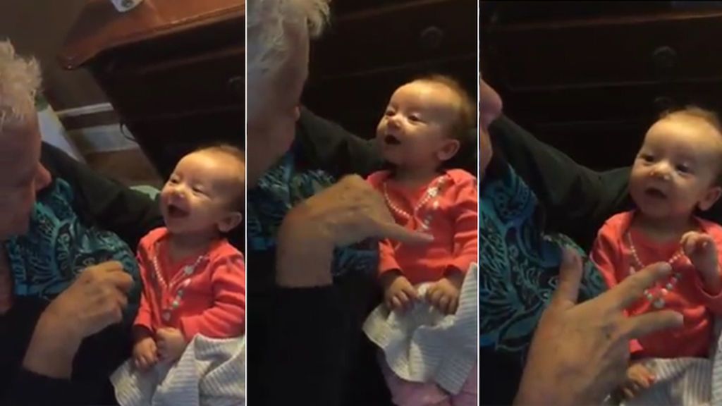 La tierna imagen de una abuela enseñando lengua de signos a su nieta de 9 meses