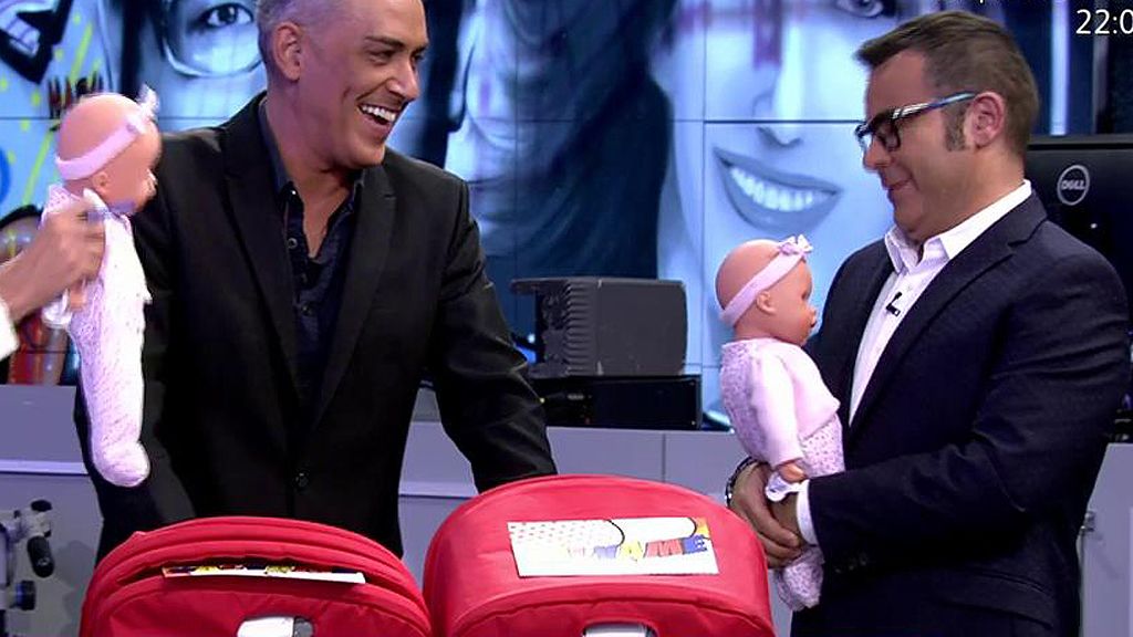 Cunas, carrito, abrazos y una bronca en el regreso de Kiko a 'Sálvame'