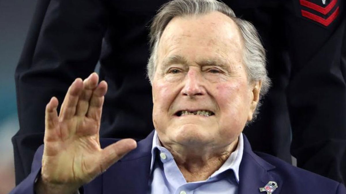El expresidente de George H.W. Bush, hospitalizado por neumonía