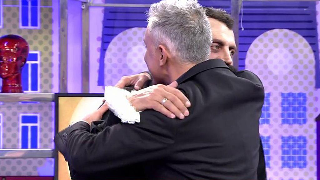 Cunas, carrito, abrazos y una bronca en el regreso de Kiko a 'Sálvame'