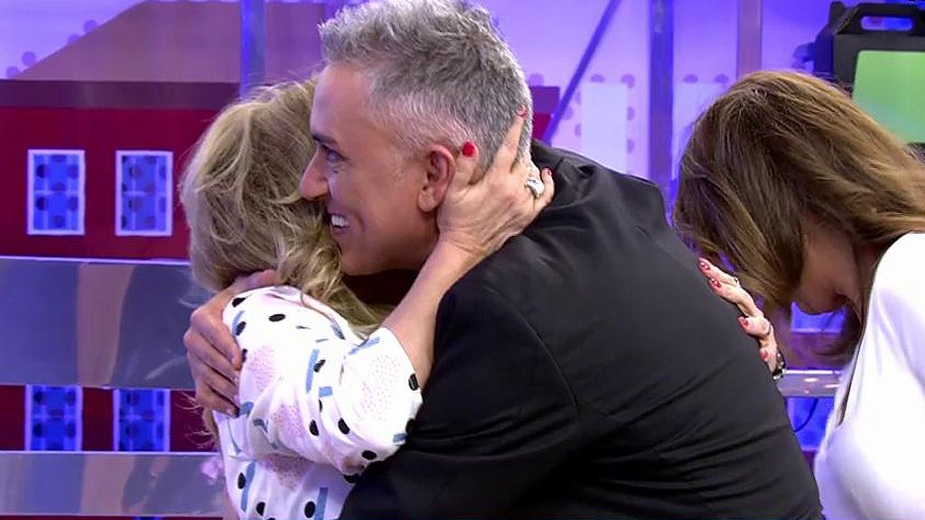 Cunas, carrito, abrazos y una bronca en el regreso de Kiko a 'Sálvame'