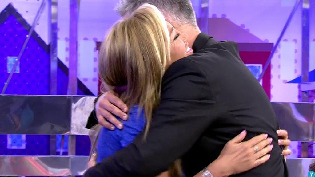 Cunas, carrito, abrazos y una bronca en el regreso de Kiko a 'Sálvame'