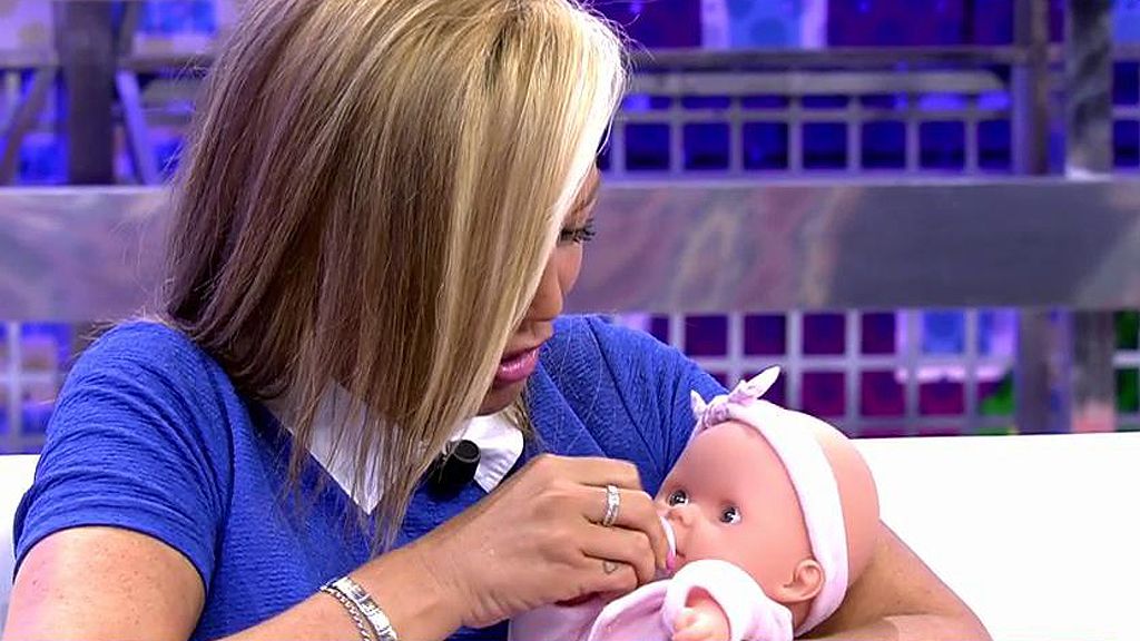 Cunas, carrito, abrazos y una bronca en el regreso de Kiko a 'Sálvame'