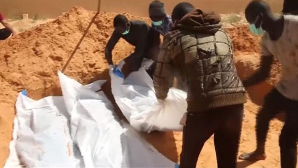 Pescadores libios crean un cementerio improvisado para las víctimas del drama de la inmigración