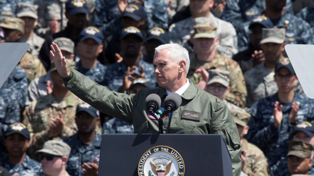 El vicepresidente de EEUU, Mike Pence, arenga a las tropas en Japón