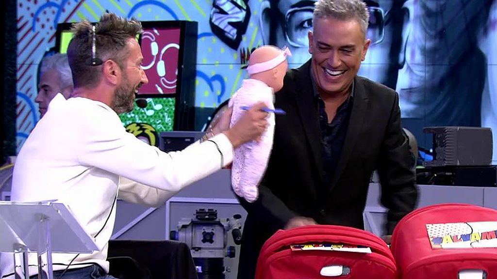 Cunas, carrito, abrazos y una bronca en el regreso de Kiko a 'Sálvame'