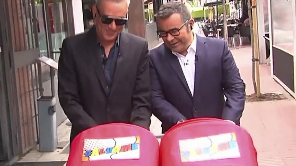 Cunas, carrito, abrazos y una bronca en el regreso de Kiko a 'Sálvame'