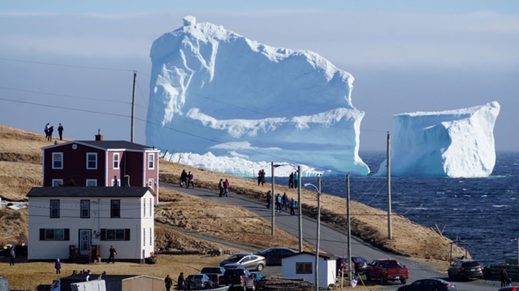 Un enorme iceberg se acerca a la costa de un pueblo en Canadá