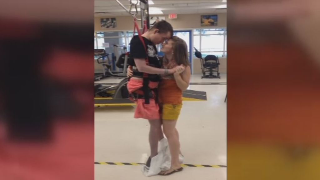 Seis años después de un accidente, el hombre cuadripléjico baila con su esposa