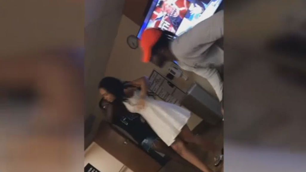 Tras sufrir un accidente de tráfico... ¡se presentan su novia y su amante en el hospital!