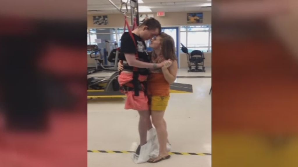 Seis años después de un accidente, el hombre cuadripléjico baila con su esposa