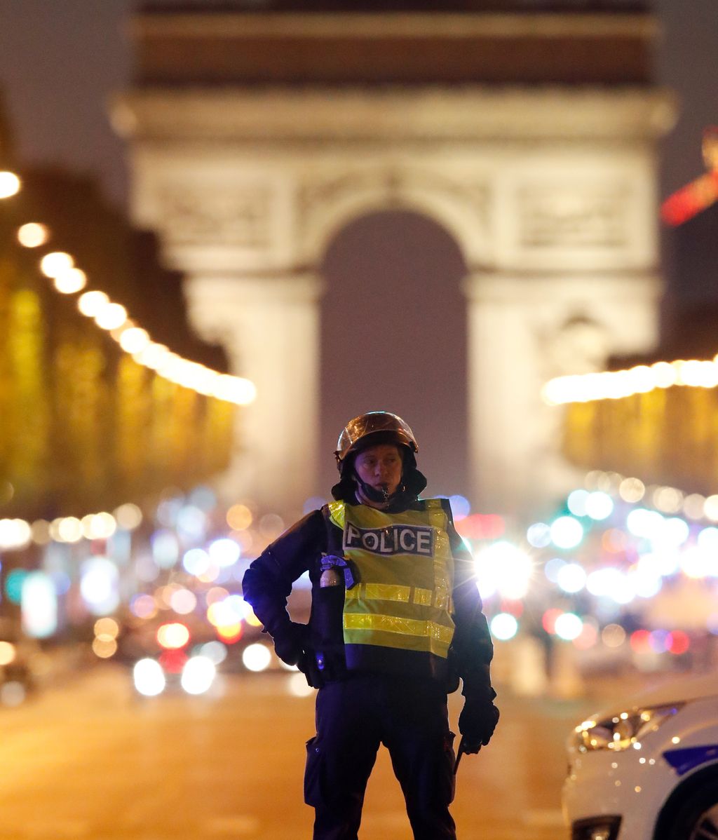 Las imágenes de los Campos Elíseos de París tras el tiroteo