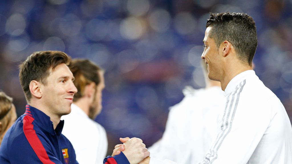¡El apasionado beso de Messi y Cristiano! Un grafittero de Barcelona pinta la versión más romántica del Clásico