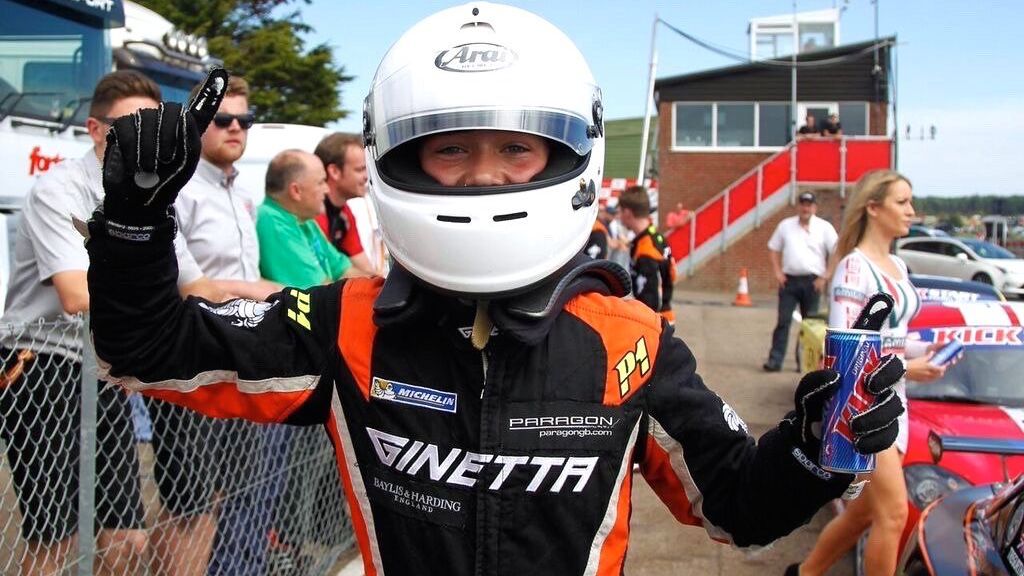 Billy Monger, piloto de 17 años, pierde las piernas en su terrible accidente en la F4… ¡y los fans se vuelcan con él!
