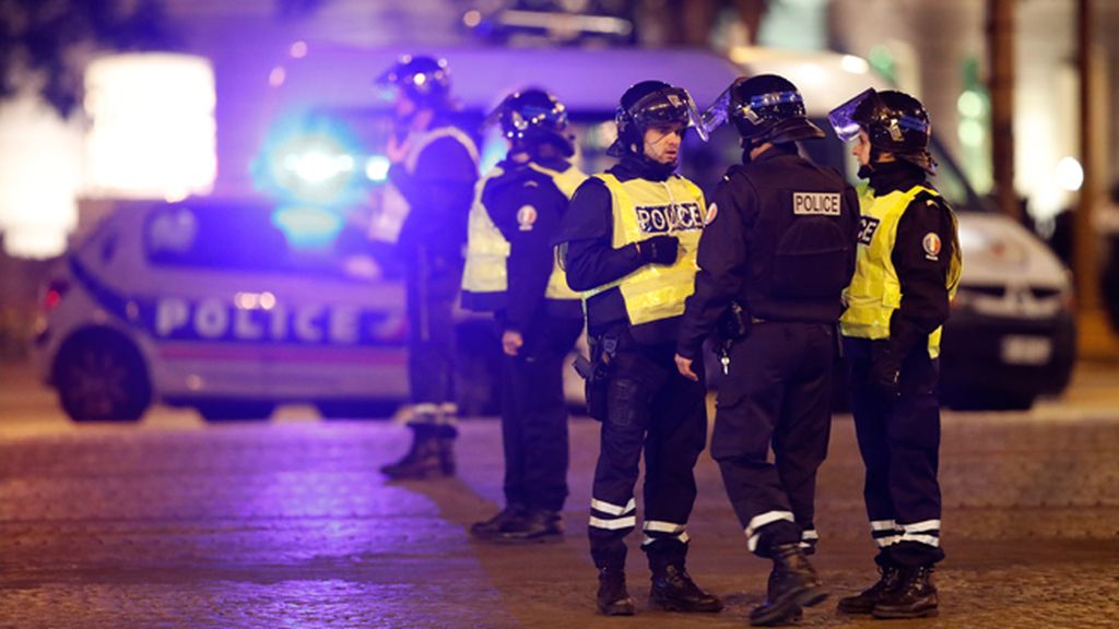 Las imágenes de los Campos Elíseos de París tras el tiroteo