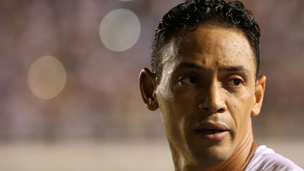 El ‘speaker’ se confunde y dedica un minuto de silencio a un jugador que estaba sobre el campo El ‘speaker’ se confunde y dedica un minuto de silencio a un jugador que estaba sobre el campo