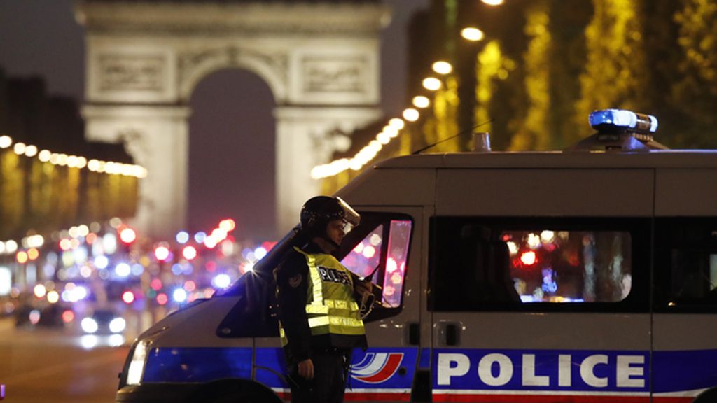 Las imágenes de los Campos Elíseos de París tras el tiroteo