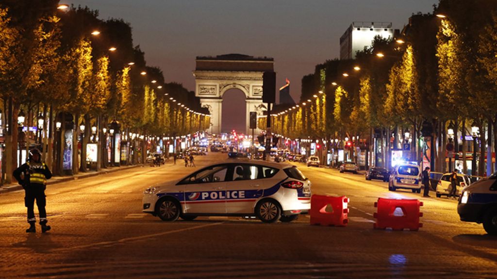 Las imágenes de los Campos Elíseos de París tras el tiroteo