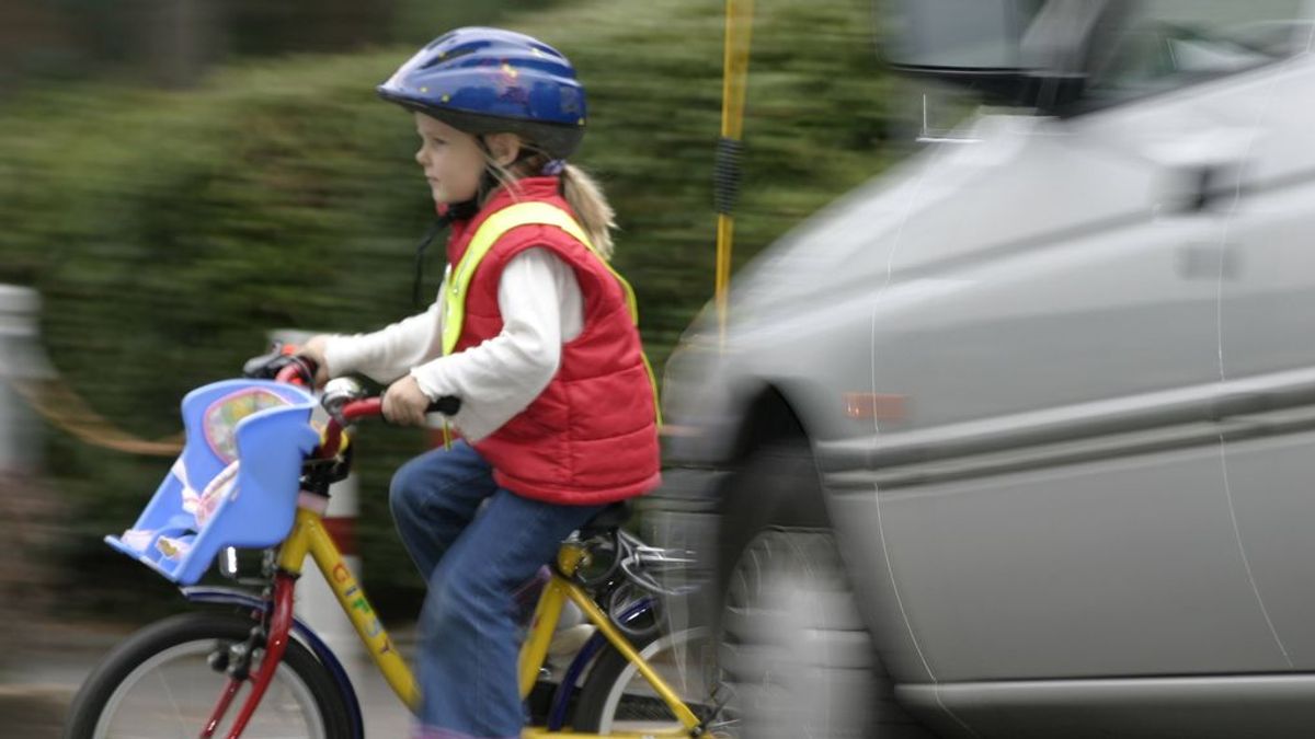 Tu hijo de menos de 14 años se juega la vida si cruza solo la carretera